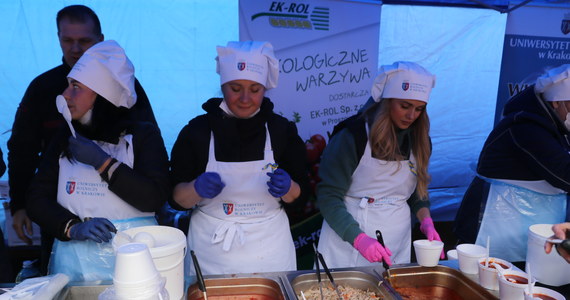 "Pomagamy Ukrainie ze smakiem!". Pod tym hasłem na Małym Rynku w Krakowie odbyła się w sobotę wyjątkowa akcja. Prezentowane były dania kuchni ukraińskiej i elementy kultury. Można było się częstować i wrzucić datki do puszek Caritas. Zebrane w ten sposób fundusze przeznaczone zostaną na pomoc dla mieszkańców kraju ogarniętego wojną.