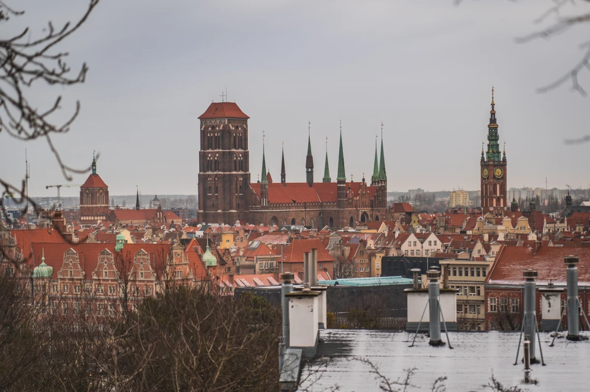 W 25. rocznicę uchwalenia Konstytucji RP przez Zgromadzenie Narodowe mieszkańcy Gdańska i prezydent miasta Aleksandra Dulkiewicz odczytali ustawę zasadniczą. Podczas wydarzenia rozdawano za darmo egzemplarze najważniejszego polskiego aktu prawnego.