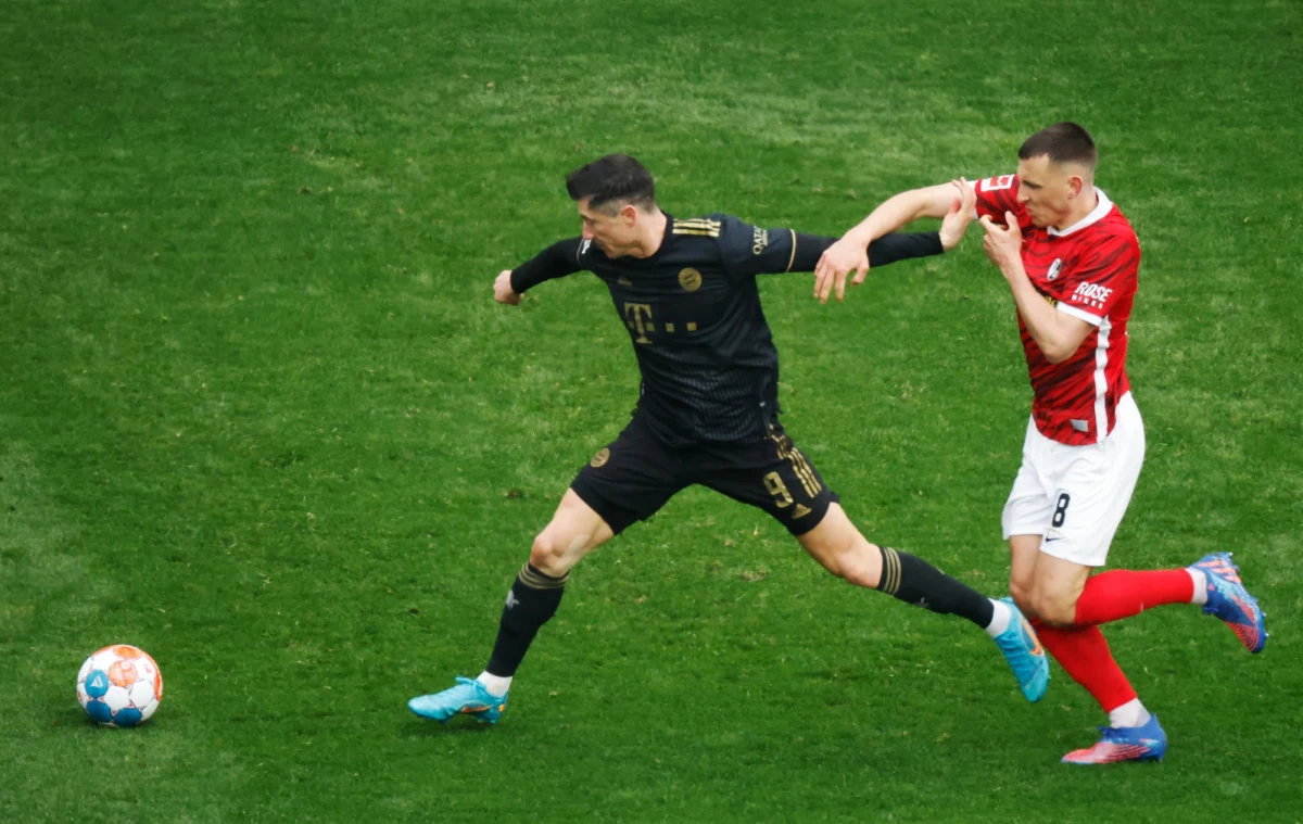 Bayern Monachium pokonał na wyjeździe Freiburg 4:1 w 28. kolejce niemieckiej ekstraklasy piłkarskiej. Robert Lewandowski nie powiększył swojego dorobku strzeleckiego, a w 62. minucie - jeszcze przy stanie 1:1 - został zmieniony, aby m.in. odpocząć przed Ligą Mistrzów.