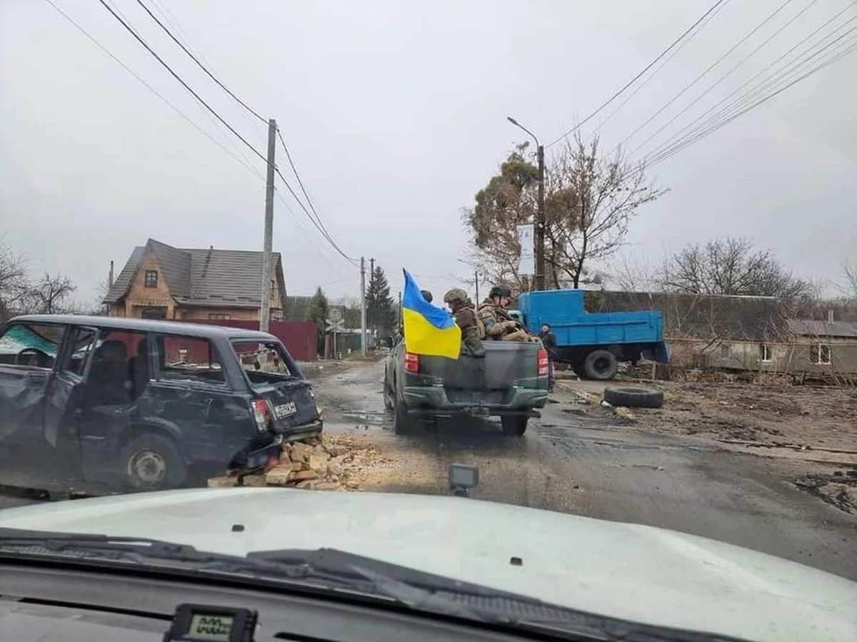Na północny zachód od Kijowa trwa przemieszczenie podrozdziałów rosyjskich w głąb terytorium Białorusi – podał w sobotę sztab generalny ukraińskich sił zbrojnych. Jak podano, na tym kierunku trwa również „ewakuacja” ukradzionych samochodów cywilnych.