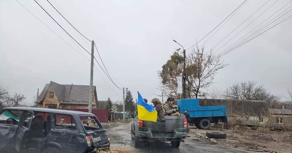 Na północny zachód od Kijowa trwa przemieszczenie podrozdziałów rosyjskich w głąb terytorium Białorusi – podał w sobotę sztab generalny ukraińskich sił zbrojnych. Jak podano, na tym kierunku trwa również „ewakuacja” ukradzionych samochodów cywilnych.