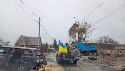 Rosjanie wycofują się na północy. Kradną samochody Ukraińców