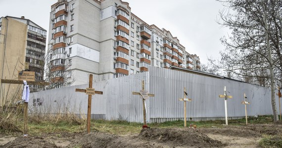 "To nasza Srebrenica" - tak doradca ukraińskiego ministra spraw wewnętrznych Wadym Denysenko określa mordy na cywilach, których w okolicach Kijowa mieli się dopuścić rosyjscy żołnierze. Po wyparciu wroga, Ukraińcy w Buczy, Irpieniu, czy Hostomelu natrafili na zbiorowe mogiły i ciała mieszkańców na ulicach. Mowa o setkach zabitych. 