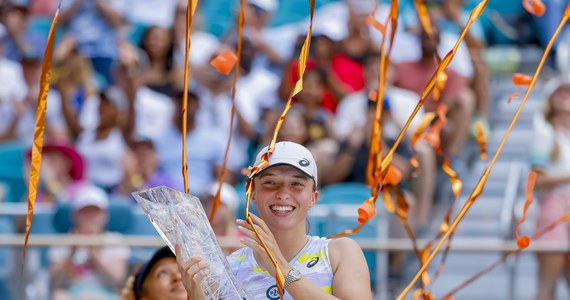 Zwycięstwo Igi Świątek nad Japonką Naomi Osaką 6:4, 6:0 w finale turnieju Miami Open na Florydzie zrobiło duże wrażenie na wielu tenisowych fachowcach w USA. "Ona gra tak, jakby zapomniała jak się przegrywa" - oceniła słynna Martina Navratilova.