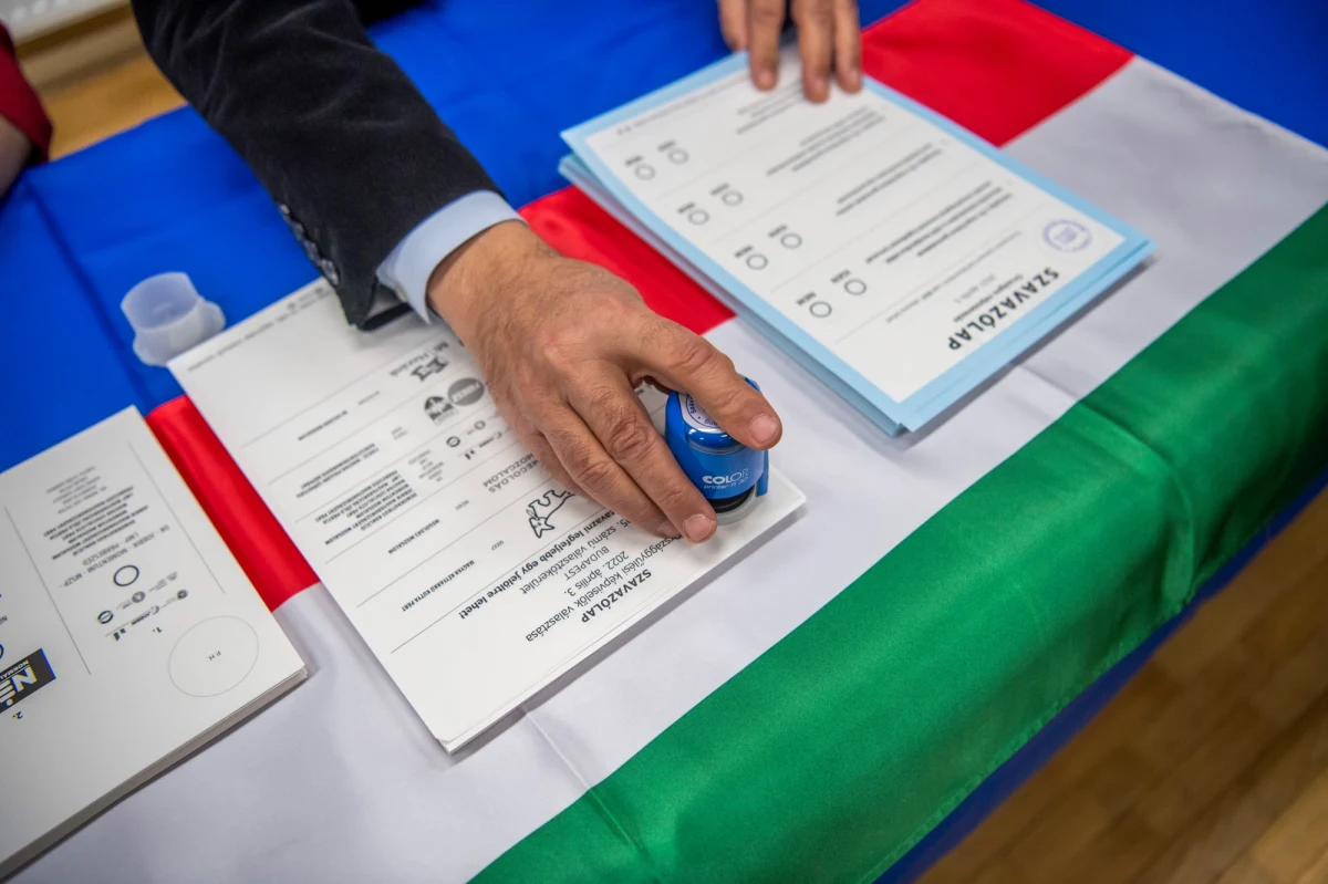 Trwają wybory parlamentarne na Węgrzech. Według sondaży dużą szansę na wygrają ma rządząca koalicja konserwatywnego Fideszu i Chrześcijańsko-Demokratycznej Partii Ludowej (KDNP). Opozycja depcze jednak Viktorowi Orbanowi po piętach. 