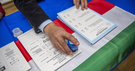 Trwają wybory parlamentarne na Węgrzech. Według sondaży dużą szansę na wygrają ma rządząca koalicja konserwatywnego Fideszu i Chrześcijańsko-Demokratycznej Partii Ludowej (KDNP). Opozycja depcze jednak Viktorowi Orbanowi po piętach. 