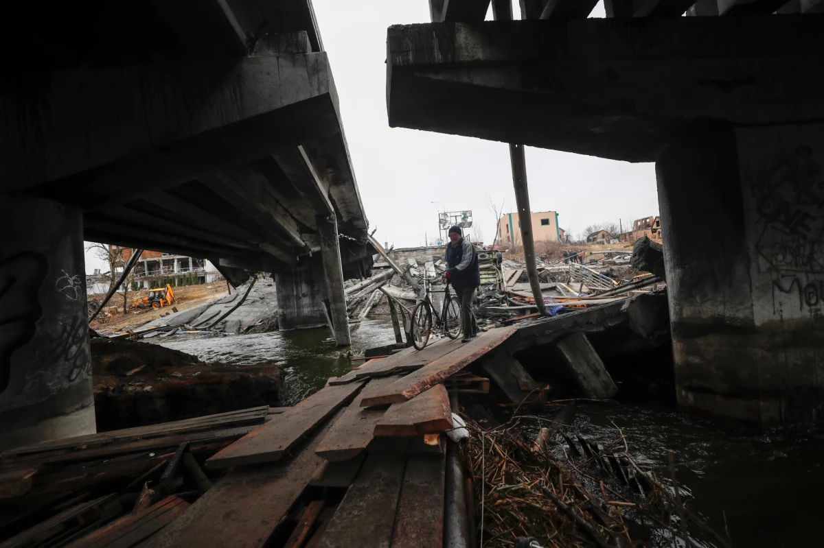 Świat powinien zobaczyć dowody rosyjskich zbrodni w Buczy, Irpieniu i Hostomlu – powiedział doradca prezydenta Ukrainy Ołeksij Arestowycz. Według niego zbrodnie popełnione w tych miejscowościach "powinny wstrząsnąć światem". Według mera Buczy Anatolija Fedoruka, po wyjściu Rosjan z miasta w masowych mogiłach trzeba było pochować ciała 280 osób. Dziennikarze agencji AFP informowali, że wśród ofiar było wielu cywilów, niektórzy z nich mieli związane z tyłu ręce.