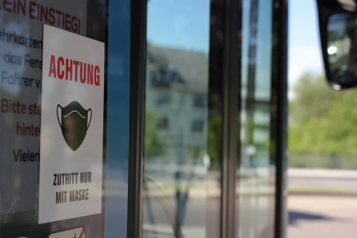 Ponad dwa lata od początku pandemii w dużej części Niemiec zniesiono większość ograniczeń wprowadzonych przez władze w celu ograniczenia liczby zakażeń. W wielu miejscach zniesiony został obowiązek noszenia maseczek, jednak większość Niemców deklaruje, że nadal będzie je zakładać podczas zakupów.