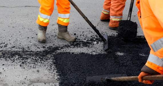 Rusza remont na Al. Hallera w Gdańsku. Około 800 metrowy odcinek arterii ma zostać zmodernizowany do sierpnia. Kierowcy i piesi muszą liczyć się z utrudnieniami.