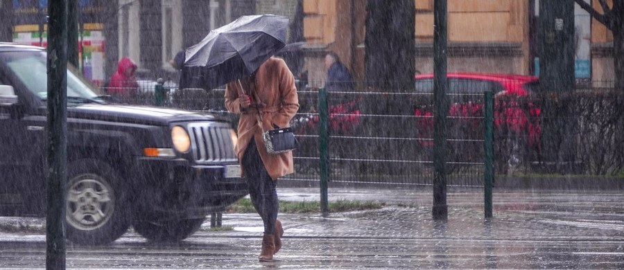 Instytut Meteorologii i Gospodarki Wodnej wydał ostrzeżenia przed silnym wiatrem dla północnej i centralnej Polski. Część z nich - obejmująca powiaty nadmorskie - to alerty drugiego stopnia. 