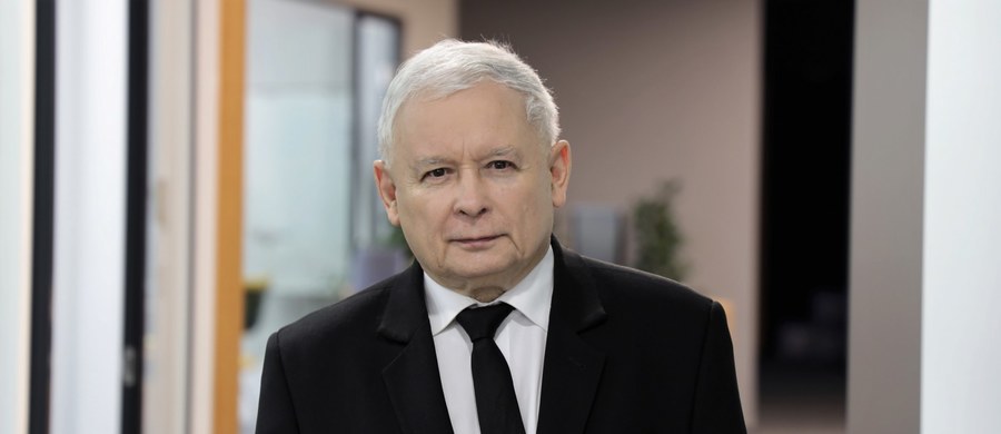 “Natowska czy inna międzynarodowa obecność wojskowa w pewnych rejonach bardzo by Ukraińcom pomogła. Może temat wróci" – ocenił w rozmowie z tygodnikiem "Sieci" prezes Prawa i Sprawiedliwości, wicepremier Jarosław Kaczyński, nawiązując do swojej propozycji przedstawionej kilka tygodni temu w Kijowie. "Po tych deklaracjach, które padły, i tych, które nie padły w Warszawie, jest jasne, że dzisiaj Stany Zjednoczone nie są na to gotowe" – przyznał. 