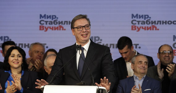 Według wyników sondażowych urzędujący prezydent Aleksandar Vuczić zdecydowanie wygrał niedzielne wybory prezydenckie w Serbii, a jego Serbska Partia Postępowa - przedterminowe wybory parlamentarne. Jak podały ośrodki Ipsos i Cesid, Vuczić otrzymał 59,8 proc. głosów.