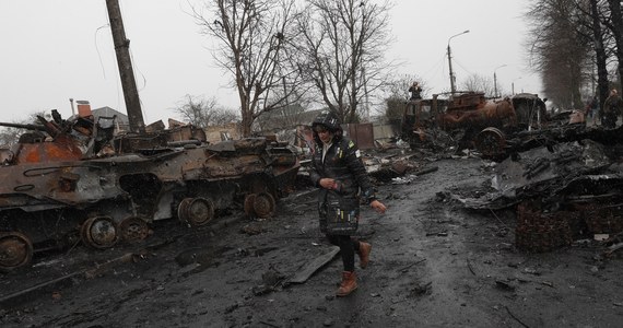 Zdjęcia cywilów zabitych w ukraińskiej Buczy to prowokacja - twierdzi rzeczniczka rosyjskiego MSZ Maria Zacharowa. Jej zdaniem, za przygotowaniem tych fotografii stoją Stany Zjednoczone i NATO. Wczoraj ukraińskie władze i dziennikarze opublikowali wstrząsające zdjęcia i nagrania z przedmieść Kijowa, z których wyparto rosyjskie wojska. Widać na nich dziesiątki ciał na ulicach, masowe groby, zastrzelonych ludzi ze związanymi rękoma. Kijów oficjalnie powiadomił o sprawie Międzynarodowy Trybunał Karny.