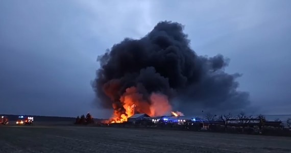 Pożar hali produkcyjnej ze zniczami w miejscowości Bystrzyca na Dolnym Śląsku. Nie ma poszkodowanych. Strażakom udało się opanować sytuację.