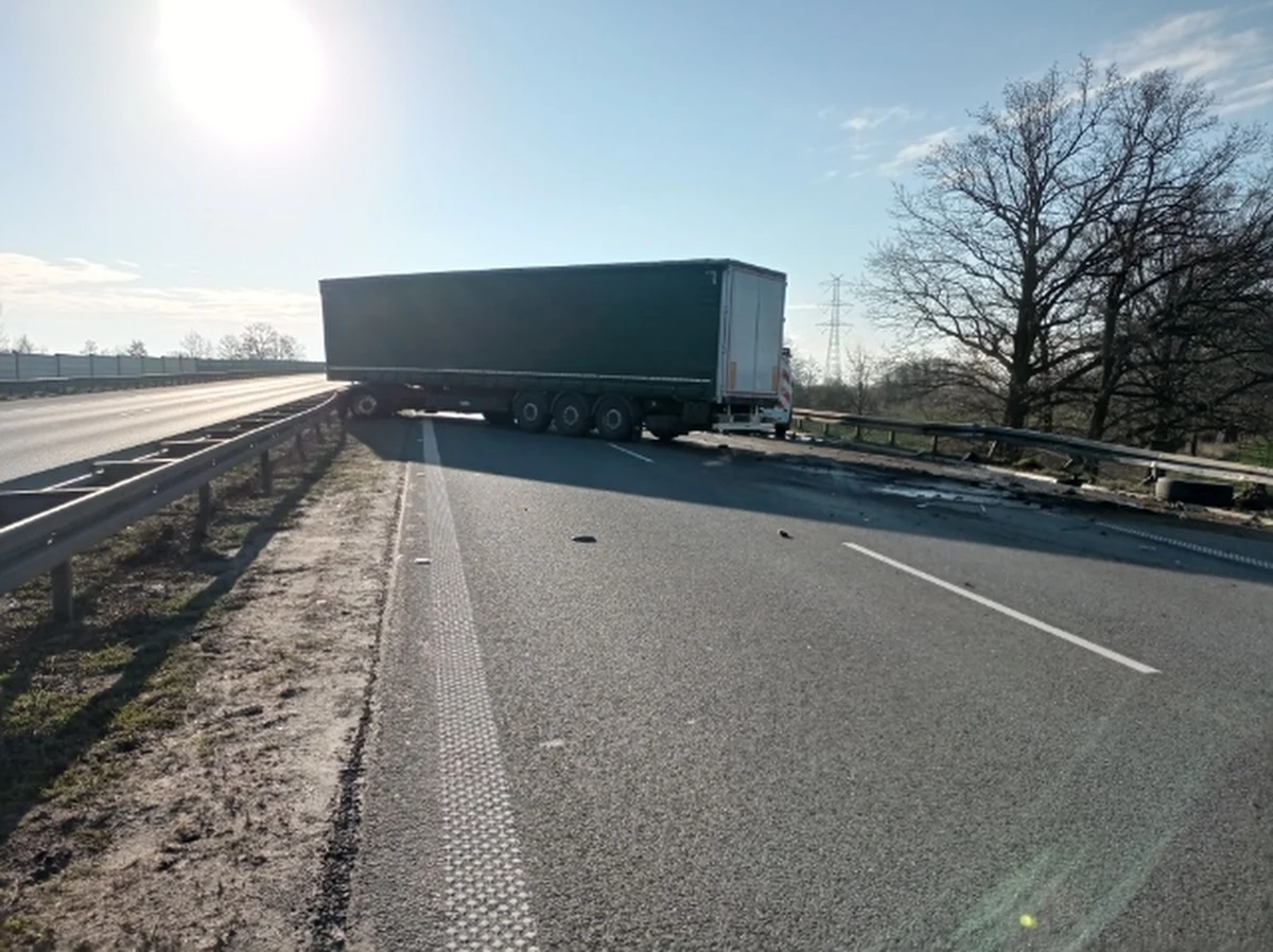 Ciężarówka zablokowała przejazd autostradą A4 w kierunku Katowic pomiędzy węzłami Brzezimierz i Brzeg.