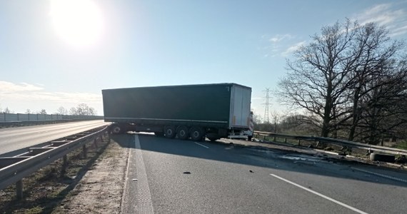 Ciężarówka zablokowała przejazd autostradą A4 w kierunku Katowic pomiędzy węzłami Brzezimierz i Brzeg.