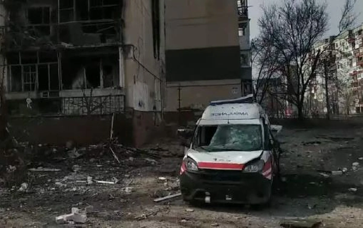 Dwoje wolontariuszy zginęło w niedzielę w wyniku rosyjskich ostrzałów miasteczka Nowodrużesk w obwodzie ługańskim na wschodzie Ukrainy - poinformował szef władz obwodowych Serhij Hajdaj na Telegramie. Z kolei w okupowanej Kachowce w obwodzie chersońskim rosyjscy żołnierze uprowadzili i wywieźli w nieznanym kierunku co najmniej czworo uczestników wczorajszego protestu.