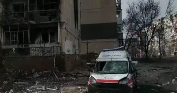 Dwoje wolontariuszy zginęło w niedzielę w wyniku rosyjskich ostrzałów miasteczka Nowodrużesk w obwodzie ługańskim na wschodzie Ukrainy - poinformował szef władz obwodowych Serhij Hajdaj na Telegramie. Z kolei w okupowanej Kachowce w obwodzie chersońskim rosyjscy żołnierze uprowadzili i wywieźli w nieznanym kierunku co najmniej czworo uczestników wczorajszego protestu.