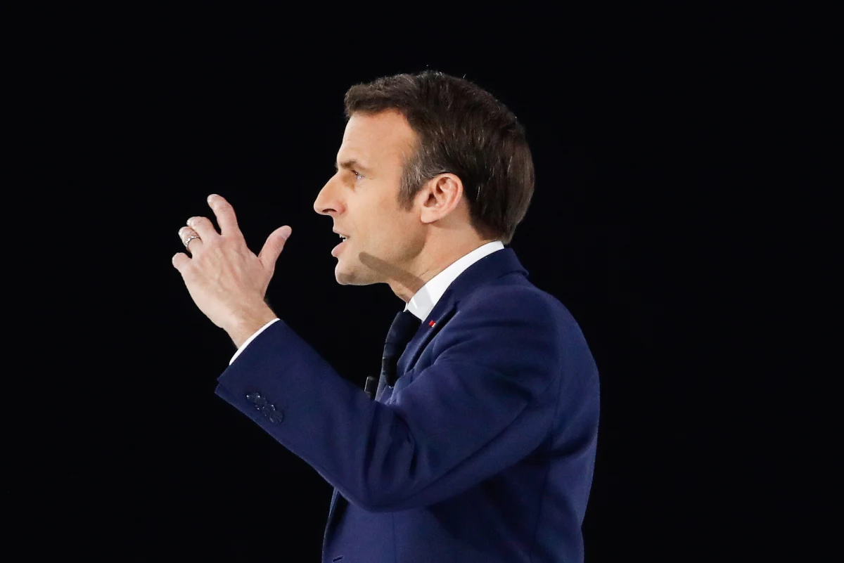 Francuski prezydent Emmanuel Macron powiedział, że są "bardzo wyraźne przesłanki", by sądzić, że siły rosyjskie są odpowiedzialne za zbrodnie wojenne na Ukrainie. "Potrzebne są nowe sankcje na Rosję" - zaznaczył w radiu France Inter.