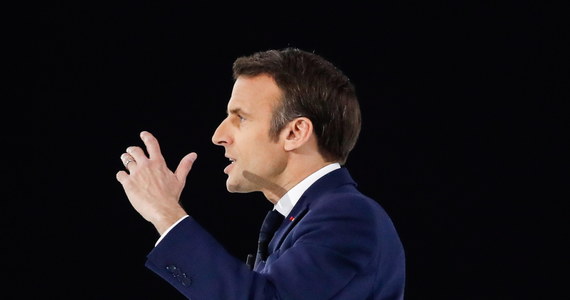 Francuski prezydent Emmanuel Macron powiedział, że są "bardzo wyraźne przesłanki", by sądzić, że siły rosyjskie są odpowiedzialne za zbrodnie wojenne na Ukrainie. "Potrzebne są nowe sankcje na Rosję" - zaznaczył w radiu France Inter.