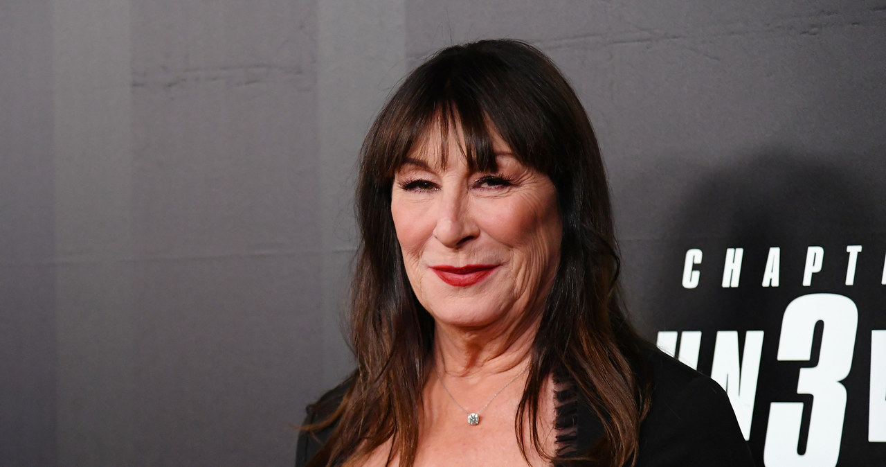 Anjelica Huston to znana amerykańska aktorka, której sławę przyniosła przede wszystkim kreacja Morticii w "Rodzinie Addamsów". Idealna figura, rozpuszczone, długie czarne włosy, mocny makijaż - taki obraz gwiazdy zapisał się w pamięci milionów fanów kina. A jak dziś wygląda 70-letnia już artystka?