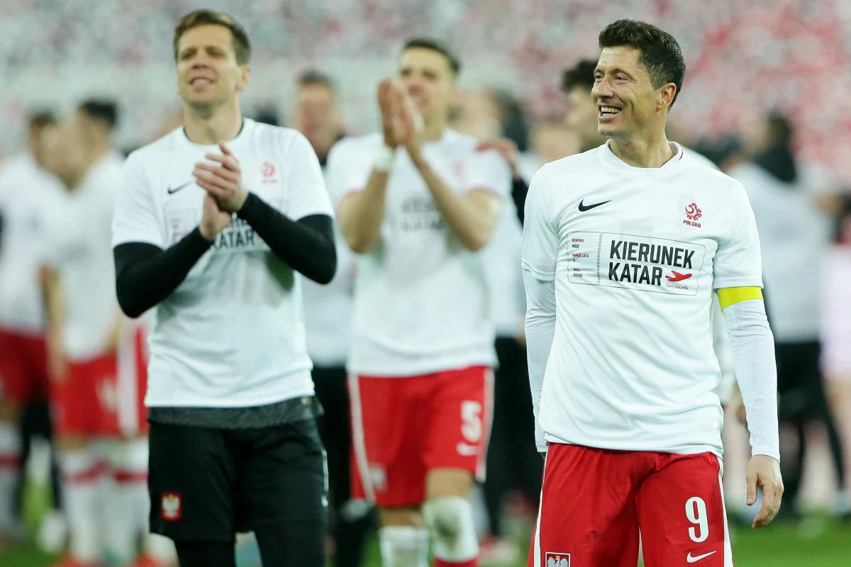 Nawet kilkanaście tysięcy złotych musi wydać kibic, który będzie chciał zobaczyć mecz piłkarskiej reprezentacji Polski na mundialu w Katarze. Już teraz wiadomo, że będą to najdroższe mistrzostwa świata w historii. Sporo kosztują bilety lotnicze do Kataru. Niemało trzeba będzie też wydać na sam nocleg. Sprawdziliśmy, jak kształtują się ceny i gdzie można jeszcze szukać noclegów w katarskiej Dosze.