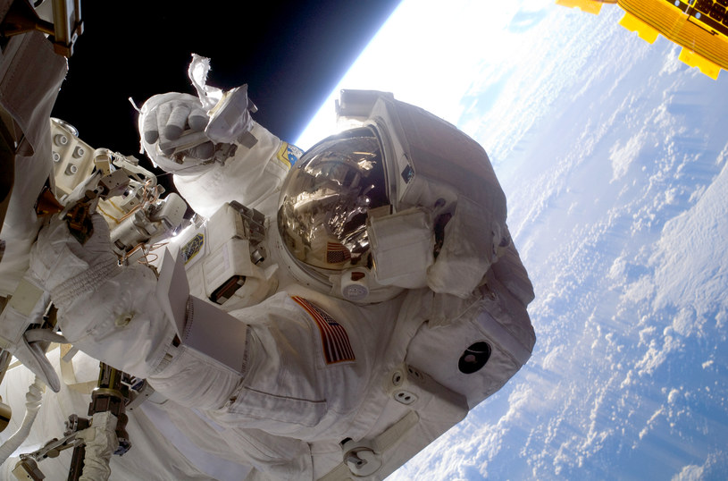To dopiero drugie zdjęcie astronautów w historii, które zrobiono z powierzchni Ziemi. Udało się to niemieckiemu fotografowi Sebastianowi Voltmerowi.