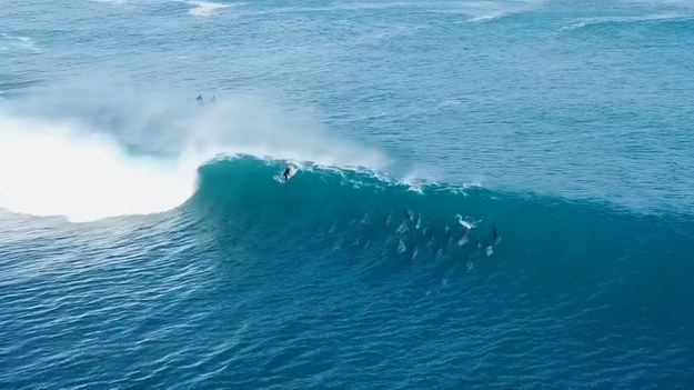 Dron zarejestrował oszałamiający materiał w Australii Zachodniej, który pokazuje stado delfinów, pływających razem z surferami.