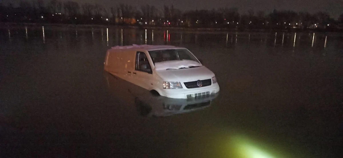 W okolicy mostu Gdańskiego w Warszawie w nurcie Wisły znaleziono białą furgonetkę. Nie wiadomo, jak znalazła się w rzece. Ma to wyjaśnić policyjne dochodzenie.