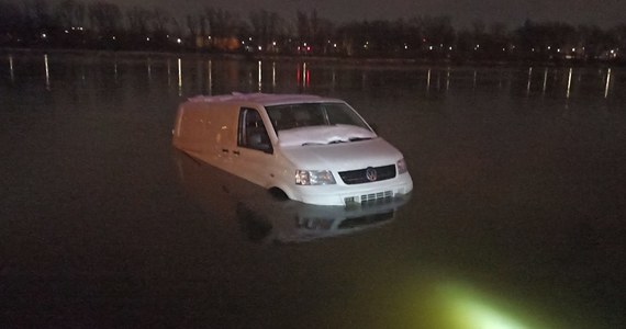 W okolicy mostu Gdańskiego w Warszawie w nurcie Wisły znaleziono białą furgonetkę. Nie wiadomo, jak znalazła się w rzece. Ma to wyjaśnić policyjne dochodzenie.