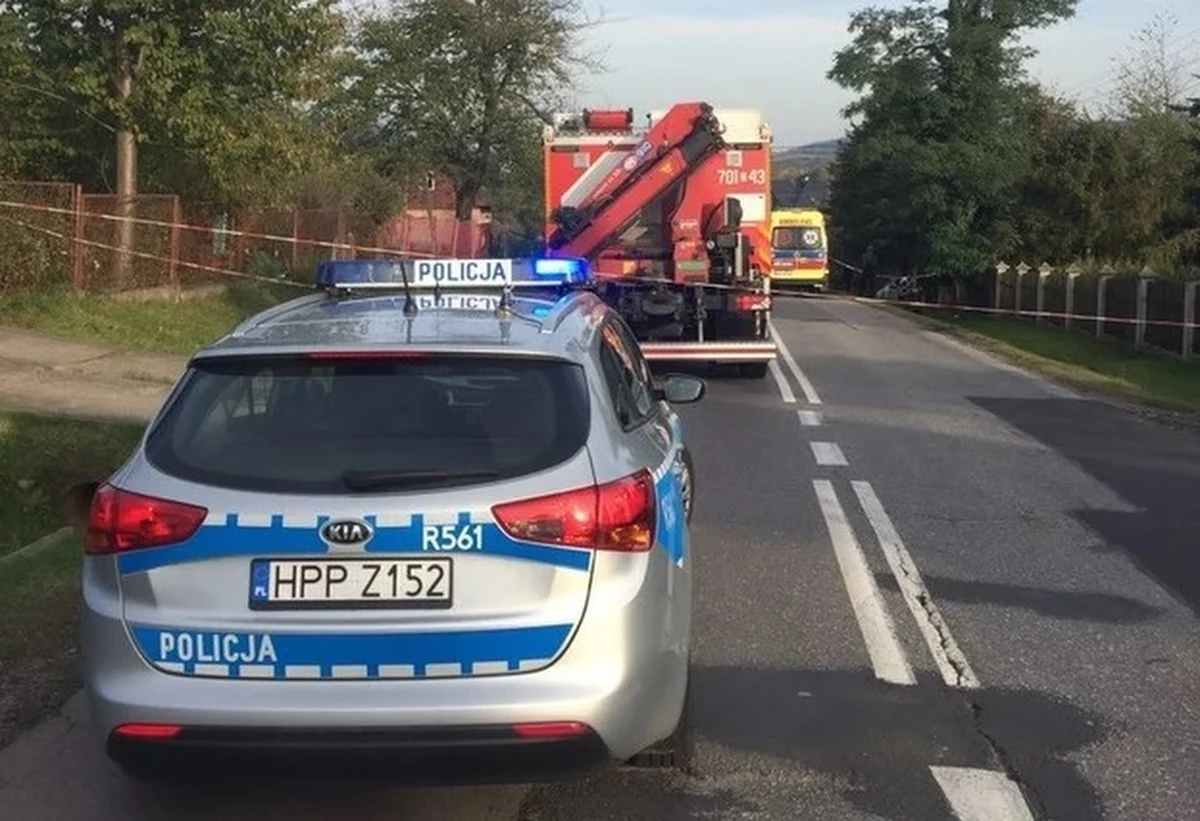 Karę 2,5 roku więzienia wymierzył w poniedziałek żywiecki sąd rejonowy 69-letniemu Krzysztofowi S., który doprowadził jesienią 2020 r. do wypadku w Gilowicach na Żywiecczyźnie. Zginęły wówczas 36-letnia kobieta w widocznej ciąży oraz jej trzyletnia córka.