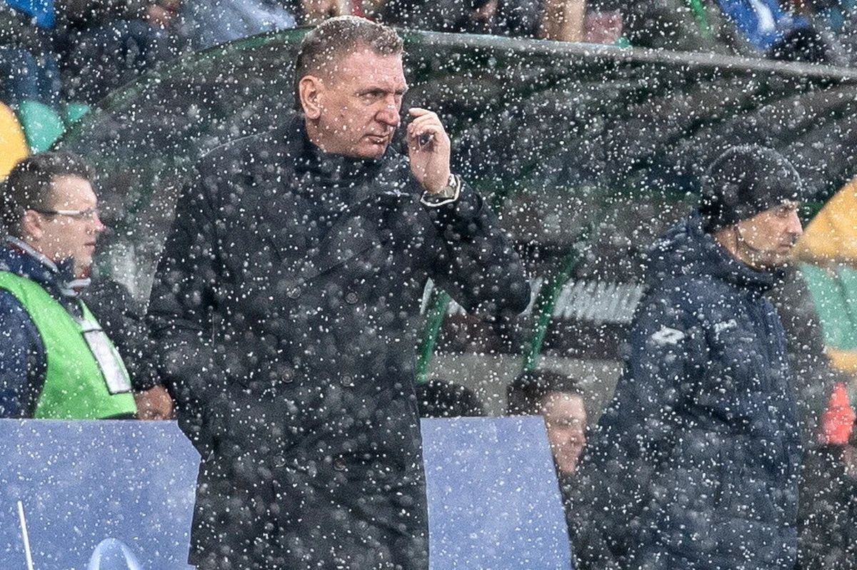 Kamil Kiereś w poniedziałek złożył rezygnację z funkcji trenera piłkarzy ostatniego w tabeli Ekstraklasy Górnika Łęczna. Na razie zespół poprowadzi Andrzej Orszulak, dotychczasowy asystent, wraz z pozostałymi członkami sztabu szkoleniowego - podał klub.