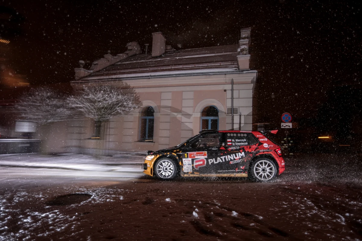 Mikołaj Marczyk i Szymon Gospodarczyk odnieśli pierwsze zwycięstwo w sezonie 2022. Załoga ORLEN Team rozpoczęła swoje tegoroczne starty na 6. PLATINUM Rajdzie Memoriale Janusza Kuliga i Mariana Bublewicza i absolutnie zdominowała swoich rywali. Dość powiedzieć, że druga załoga na mecie tej bardzo krótkiej imprezy straciła do nich ponad dwie minuty.