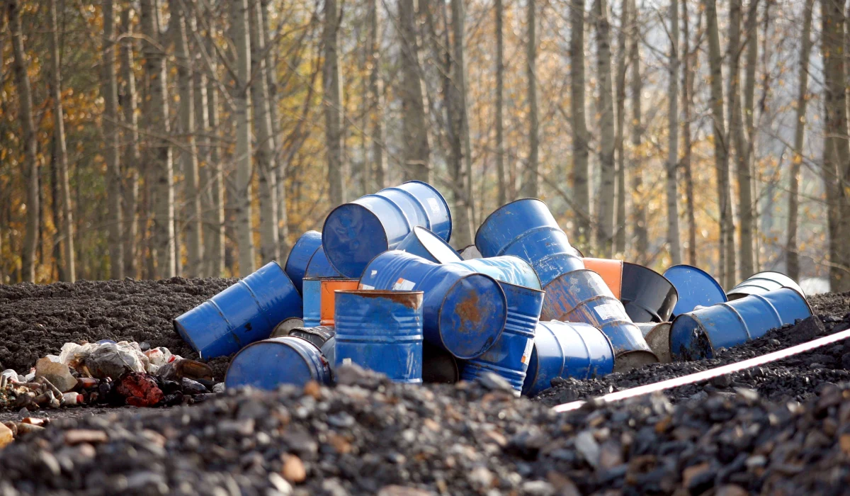 18 osób zatrzymanych za nielegalne składowanie odpadów niebezpiecznych na terenie powiatu pilskiego. Organizatorzy przestępczego procederu na utylizacji odpadów zarobili około 30 milionów złotych.