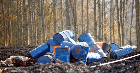 18 osób zatrzymanych za nielegalne składowanie odpadów niebezpiecznych na terenie powiatu pilskiego. Organizatorzy przestępczego procederu na utylizacji odpadów zarobili około 30 milionów złotych.