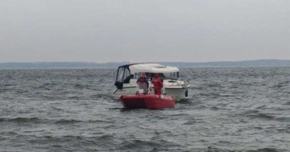 Na szlaku Wielkich Jezior Mazurskich pojawiły się już pierwsze łodzie, a ratownicy MOPR mają już za sobą pierwszą interwencję. Dzisiaj pomogli załodze houseboata na jeziorze Niegocin. Nikomu na szczęście nic się nie stało.