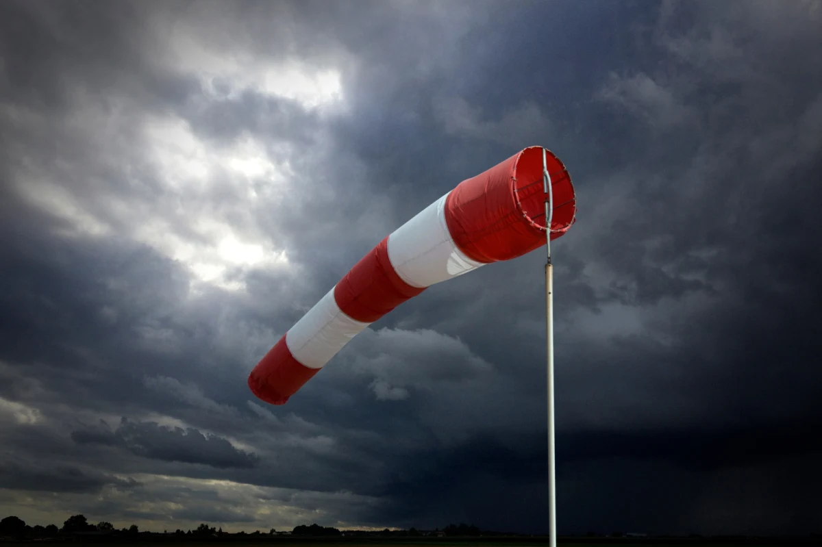 Instytut Meteorologii i Gospodarki Wodnej ostrzega przed silnym wiatrem. W regionie obowiązuje pierwszy stopień zagrożenia, co oznacza, że porywy mogą osiągać prędkość 90 km/h. Strażacy apelują, aby w tym czasie nie spacerować po parkach i nie parkować aut pod drzewami.