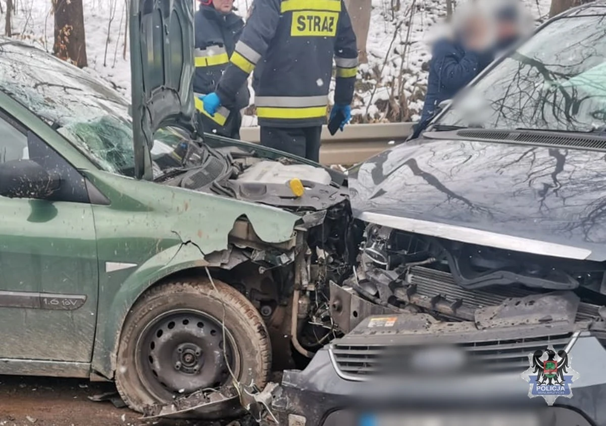 Pijany 34-letni mieszkaniec powiatu wałbrzyskiego spowodował wypadek w Starych Bogaczowicach. Na łuku drogi zjechał samochodem na przeciwległy pas ruchu i uderzył czołowo w jadące z przeciwka auto, kierowane przez 44-latkę. Badanie wykazało w organizmie sprawcy ponad 2 promile alkoholu.