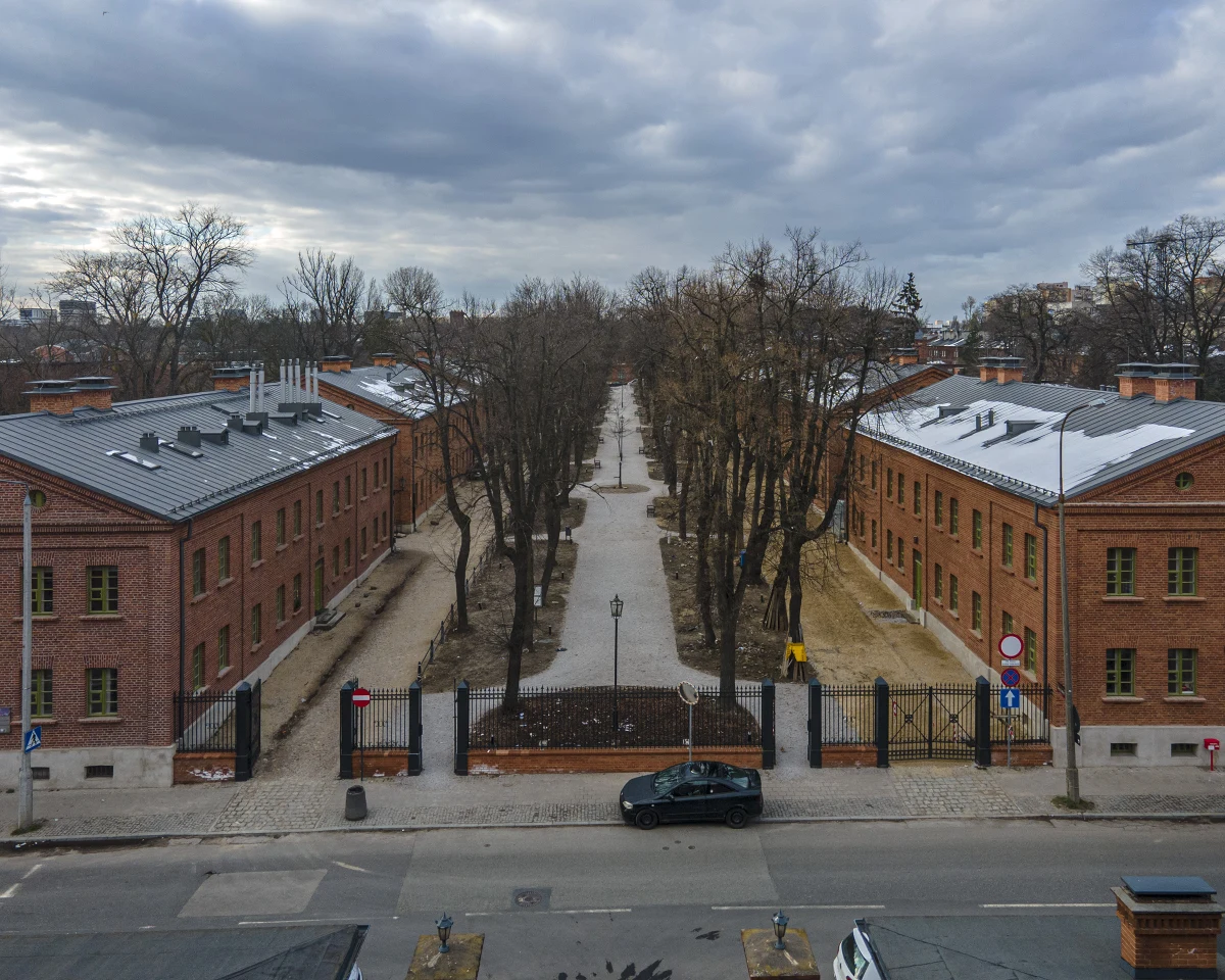 Działa już klub Księży Młyn, nowa poczta i zaplecze estrady. – Postęp prac w ramach rewitalizacji pofabrycznego osiedla Księży Młyn w Łodzi. Odnowione zostały cztery budynki, które razem dadzą 34 nowe mieszkania.