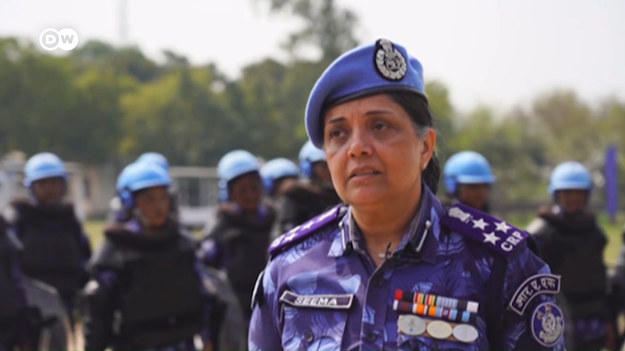 W Indiach grupa kobiet szkoli się, by zostać żołnierzami sił pokojowych ONZ - a ich usługi są bardzo poszukiwane. DW uzyskała wyłączny dostęp do obozu paramilitarnego, w którym kobiety przygotowują się do swojej misji.
