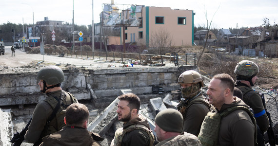 Prezydent Ukrainy Wołodymyr Zełenski odwiedził miasteczko Bucza pod Kijowem, gdzie rosyjskie wojska popełniły masowe zbrodnie na ludności cywilnej. "Codziennie znajdujemy ofiary rosyjskiego bestialstwa w tym mieście" - powiedział Zełenski.
