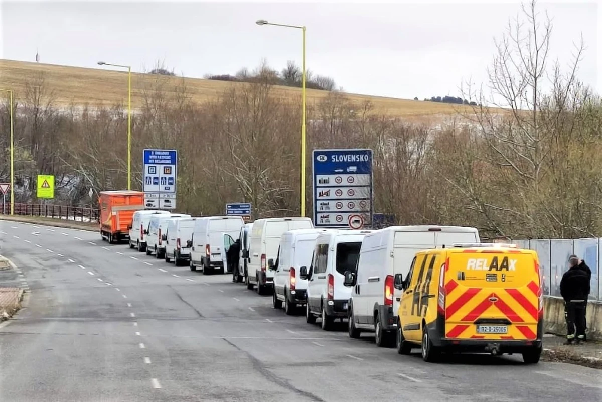Irlandzcy policjanci poruszeni wstrząsającymi relacjami docierającymi z ogarniętej wojną Ukrainy, postanowili działać i zorganizować pomoc. Funkcjonariusze z Zielonej Wyspy zgromadzili dary o wartości około 5 milionów euro. Z powodu awarii zatrzymali się w Nowym Sączu.