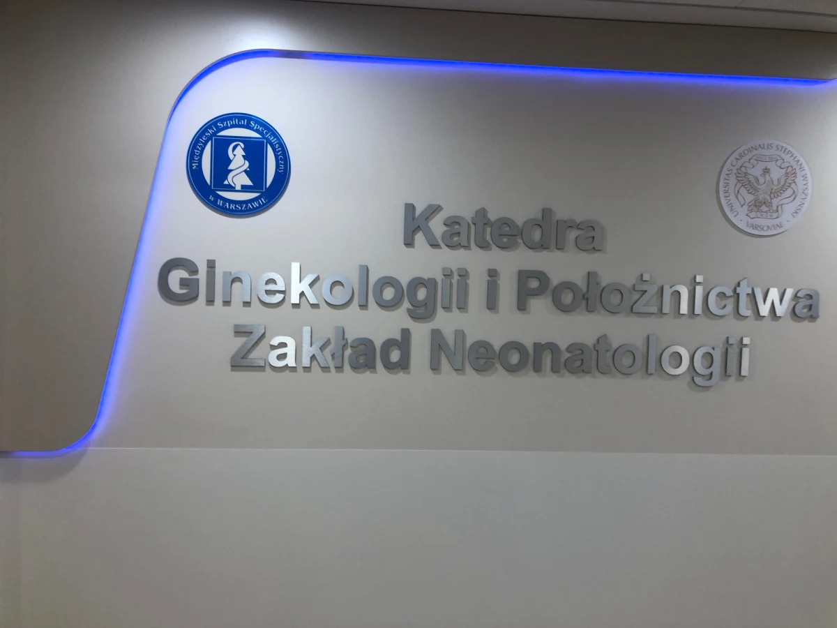 Średnio trzy porody dziennie to porody kobiet, które uciekły z Ukrainy przed wojną - mówią lekarze z oddziałów położniczych w Warszawie. Nasz dziennikarz odwiedził otwartą dzisiaj oficjalnie Katedrę Ginekologii i Położnictwa Instytutu Nauk Medycznych Wydziału Medycznego UKSW w Warszawie, która działa w Międzyleskim Szpitalu Specjalistycznym.

