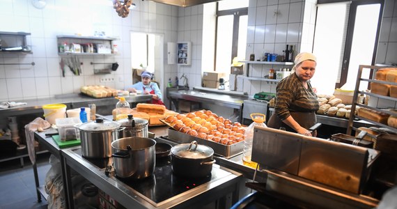 Wybuch wojny w Ukrainie zaskoczył wielu, wywołał strach i niepewność. Kilka godzin po tym jak rosyjskie wojska przekroczyły granicę z Ukrainą, w Polsce zaczęły się tworzyć kolejki w sklepach spożywczych, aptekach, przed stacjami benzynowymi. Zalęknieni chcieliśmy mieć choć namiastkę poczucia, że panujemy nad sytuacją. 