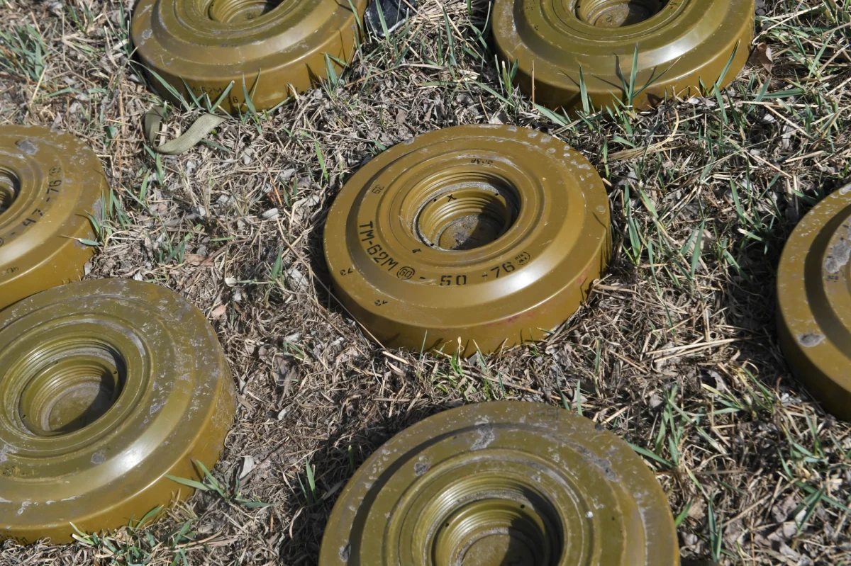 W 2005 r. ONZ wprowadziła do kalendarza swych działań Międzynarodowy Dzień Wiedzy o Minach i Działaniach Zapobiegających Minom. Wyznaczono go 4 kwietnia. Dziś rozmowa o tej okrutnej broni ma szczególny wymiar. Na świecie pojawił się bowiem kolejny kraj, którego obywatele cierpią z powodu min. 