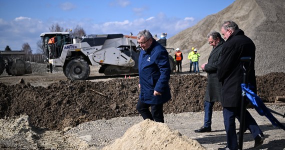 Rozpoczyna się budowa ponad 10-kilometrowego odcinka drogi ekspresowej S19 od węzła Rzeszów Południe do węzła Babica. To jedna z  trudniejszych technologicznie budów infrastrukturalnych w Polsce - poinformowała w poniedziałek Generalna Dyrekcja Dróg Krajowych i Autostrad.

