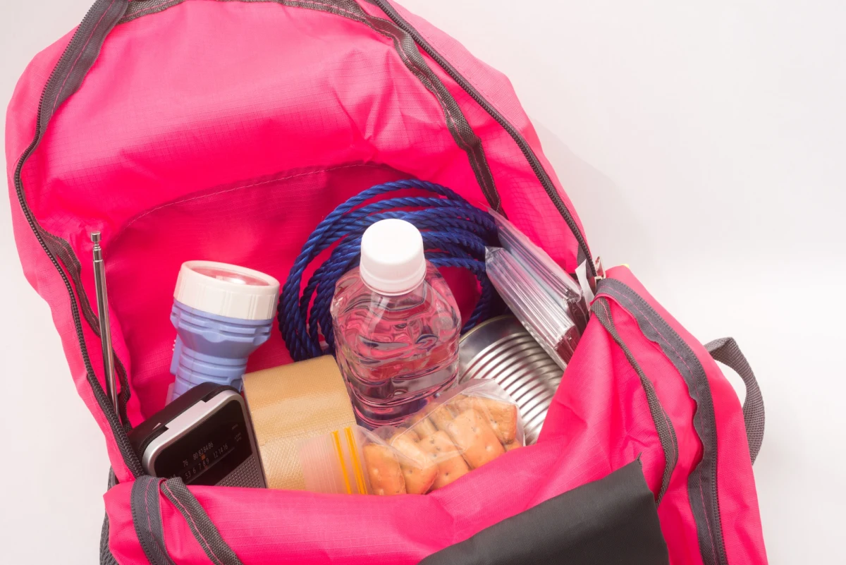 Jak przygotować się na sytuacje kryzysowe, co zrobić, aby uniknąć zagrożenia i jak się zachować, gdy do niego dojdzie - to tematyka przygotowanej przez Rządowe Centrum Bezpieczeństw publikacji "Bądź gotowy – poradnik na czas kryzysu i wojny". "Otaczająca nas rzeczywistość nieraz pokazała, że warto mieć wiedzę i być przygotowanym do różnych sytuacji" – powiedział Damian Duda, szef Wydziału Polityki Informacyjnej Rządowego Centrum Bezpieczeństwa.