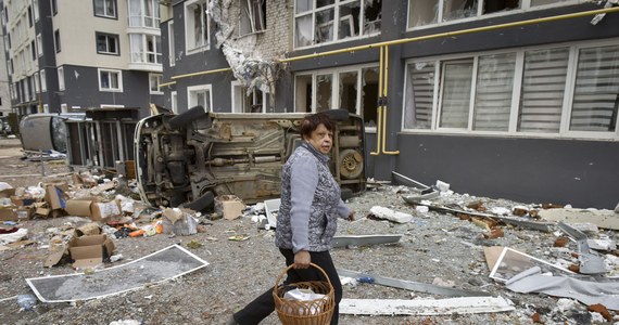 "Dlaczego oni nam to zrobili?" - takie pytanie usłyszał z ust mieszkańców podkijowskiej Buczy dziennikarz brytyjskiego "Guardiana". W tej małej podkijowskiej miejscowości, wyzwolonej spod rosyjskiej okupacji, odkryto już co najmniej 400 ciał zabitych Ukraińców. Wielu z nich miało ślady egzekucji, ich ręce były związane z tyłu. Część zwłok była rozebrana. 