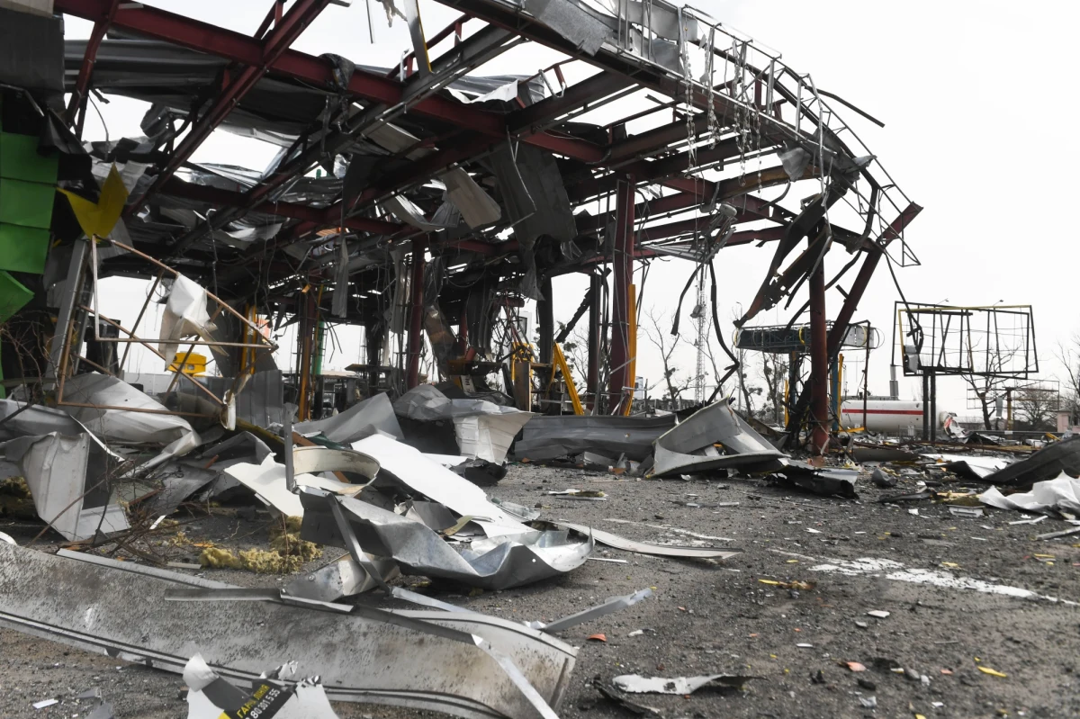 Kompletnie zniszczone budynki, leje po bombach, zdewastowany most - to wszystko można zobaczyć na filmie z drona, który dokumentuje zniszczenia w podkijowskiej miejscowości Stojanka. Miejscowość została zbombardowana przez Rosjan w połowie marca. Teraz, razem z innymi okolicznymi miejscowościami, została wyzwolona z rąk Rosjan. Skala zniszczeń w mieście jest ogromna.