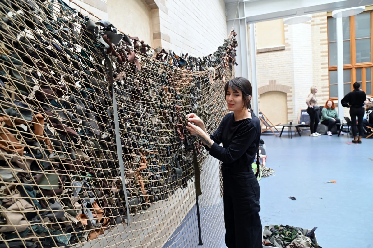 Materiałów "w kolorach ziemi i zieleni" poszukuje szczecińska Akademia Sztuki. Studenci i pracownicy uczelni wyplatają siatki maskujące, aby przesłać je na Ukrainę. Do tworzenia siatek mogą dołączyć wszyscy chętni.